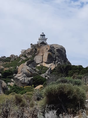 der Leuchtturm vom Meer her gesehen ...