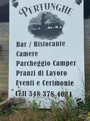 ein kleines Restaurant, das neben Essen auch Zimmer und einen grossen Parkplatz bietet.