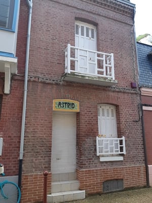 Viele Häuser sind angeschrieben - ob das die Bewohnerin ist?