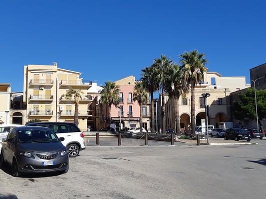 Platz im Zentrum mit drei (3!) Kirchen unmittelbar darum herum.