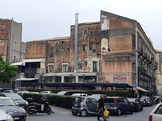 seltsame Renovationen sind auch an der Tagesordnung: nur das Restaurant mit Terasse wurde renoviert, der Rest des Hauses zerfällt fast