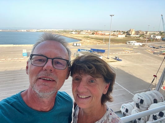 wo wir zuerst ein letztes Selfie mit Sardinien im Rücken machen ...