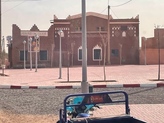 eine seltsame Stimmung liegt in der Luft, respektive viel Sand!