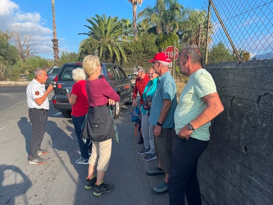 unsere Gruppe wartet, praktisch mitten auf der Strasse