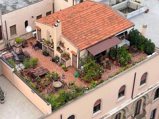 eine tolle Dachterasse auf dem 4. Stocke eines Nachbarhauses. Schön, dass es Städter gibt, die etwas aus dieser Fläche machen.