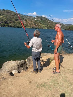 er zeigt mit seine Haupttätigkeit jetzt wo er in Rente ist: Fischen