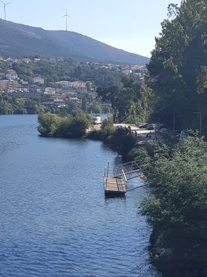 wir spazieren der Strand entlang ins Dorf