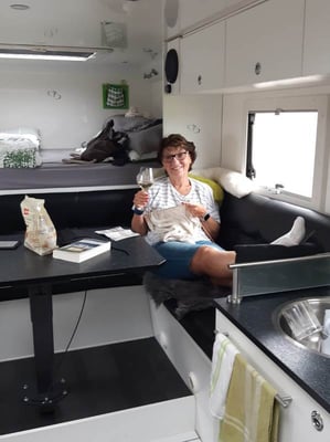 trinken, lesen, jassen, stricken, ... halt so Dinge die man an einem solchen Tag "zuhause" macht