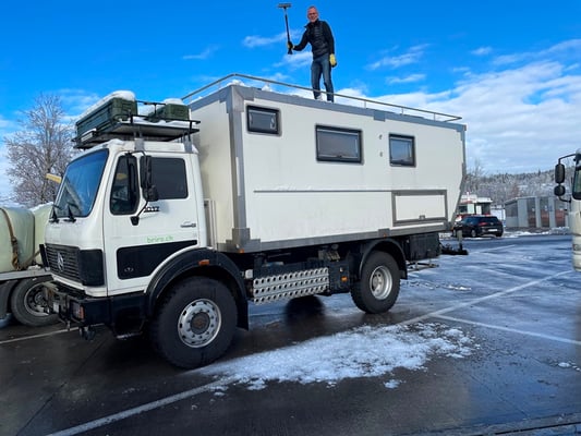 beim ersten Zwischenhalt werden die Solarzellen enteist - die aufkommende Sonne soll ja den Weg in unsere Batterien finden!