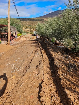 tiefe Fahrspur rechts und Strommast links - es war sehr knapp