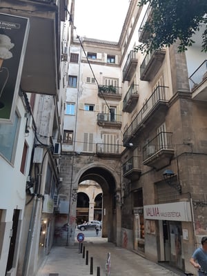 sehen in düstere Hinterhöfe