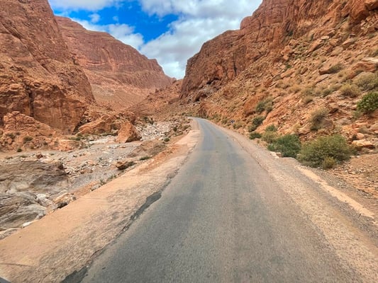 trotzdem sind links und rechts Berghänge