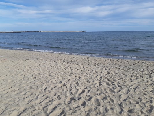 schöner Sandstrand nur ein paar Schritte vom Stellplatz entfernt.
