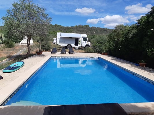 unser Stellplatz in der Finca, direkt am Pool