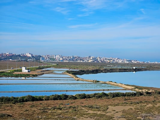 Blick über die Salinen auf Larache
