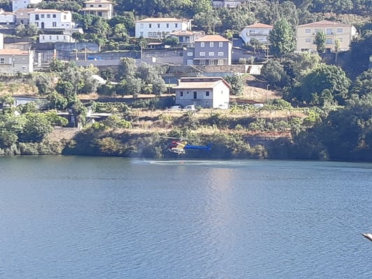 am Samstag und Sonntag sind mehrere Helikopter und Wasserflugzeuge im Einsatz, um die Brände zu löschen