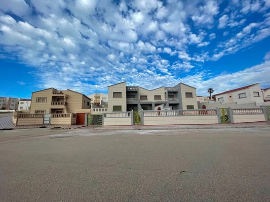 einige wenige Häuser sind fertiggestellt und anscheinend bewoht.