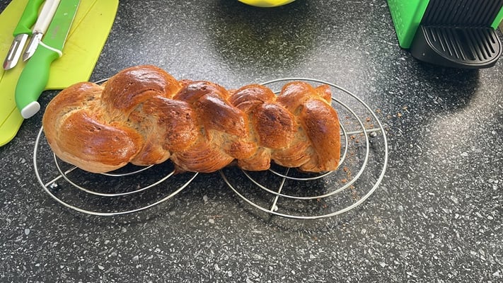 am Nachmittag backt Brigitte noch einen Zopf - auch hier gilt: soooo fein!