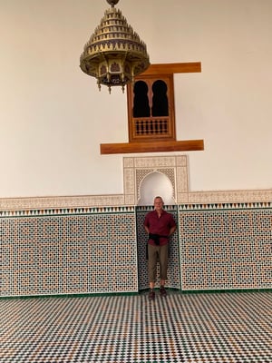 für Männer gilt das nicht, aber es geht auch niemand mit kurzen Hosen hinein