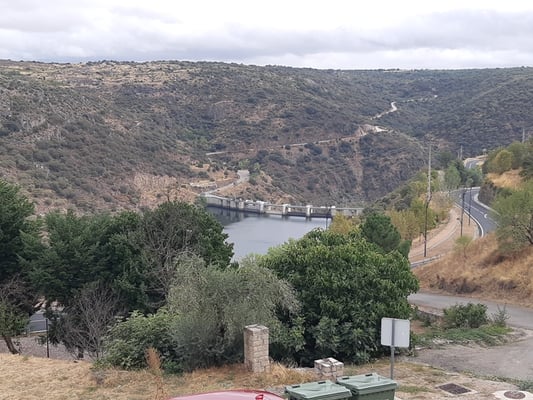 wir verlassen Portugal über diesen Damm