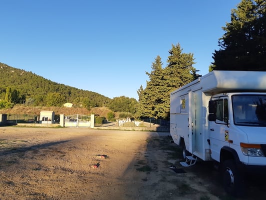 unser Stellplatz - gleich neben dem Friedhof - lässt zumindest eine ruhige Nacht erwarten