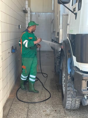 Nach über 6 Monaten wird Gustav wieder einmal gewaschen.