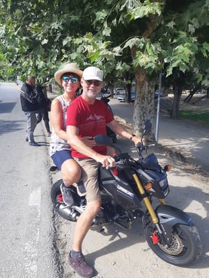 auf dem Parkplatz in der Porto de Rei sehen wir das ideale Bike fürs Wohnmobil: eine Honda 125 MSX - nur gut 100kg schwer.