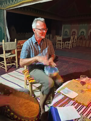 und machen nach dem Essen mit Houcin Musik - zumindest Rhytmus