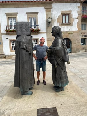 drei Menschen in heissen Gesprächen