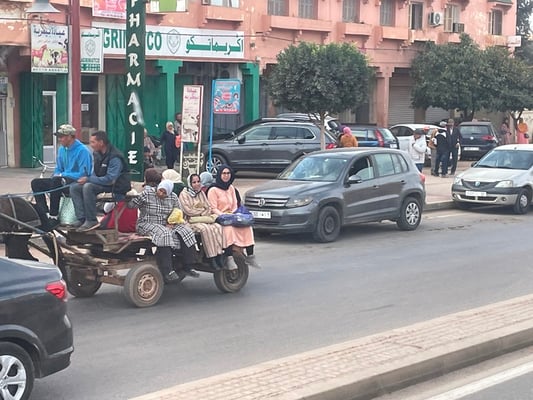 trotzdem fahren auch noch Pferdefuhrwerke auf den modernen Strassen