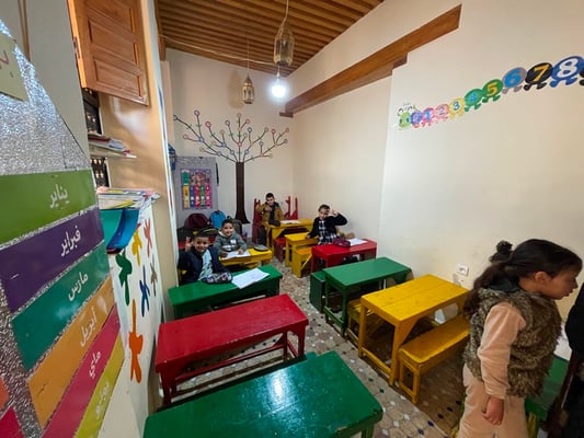 die Koranschule mit fröhlichen Kindern