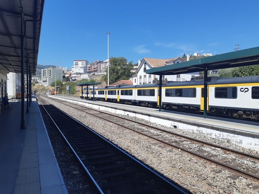 der Bahnhof wurde kürzlich renoviert. Die Züge fahren aber immer noch mit Dieselloks