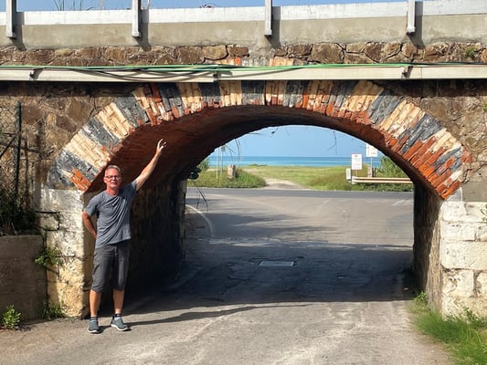 das wäre die Unterführung von der Strandstrasse her - keine Chance für Gustav mit 3.80 m Höhe.