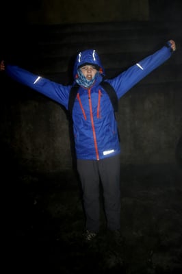 Doch auf dem Gipfel sind die Strapazen trotz Nebel und leichtem Nieselregen vergessen! 