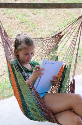 Nicht so pura vida... Adina am Französisch lernen in der Hängematte