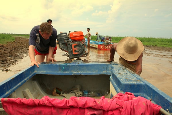 Der Weg dorthin war aber steiniger (bzw schlammiger) als gedacht. Das Boot blieb stecken und wir mussten in den knietiefen Schlamm um zu Schieben.