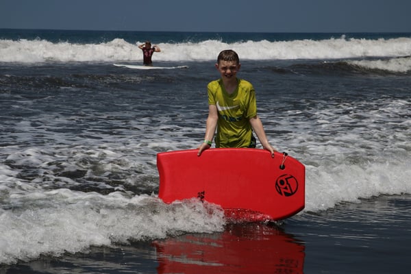 Elia war im Meer bei Jaco ohne Pause mit dem Boogie-Board unterwegs
