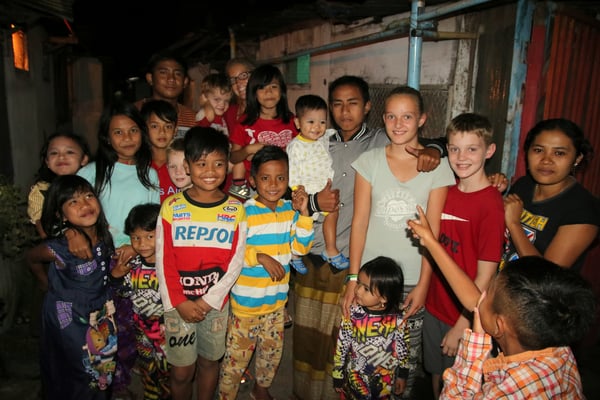 Abendessen im Dorf auf dem Lande. Touristen noch als kleine Sensation, alle wollten mit uns ein Foto machen