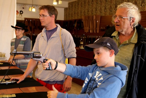 Besorgter Blick des Vater in der Shooting Gallery in der Western-Stadt Tombstone
