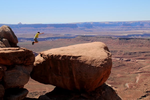 Waghalsiger Sprung von Elia  auf den Vorposten über dem Canyon