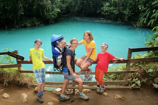 "Laguna azul" - hellblau dank pH-Anstieg infolge vulkanischen Ursprungs