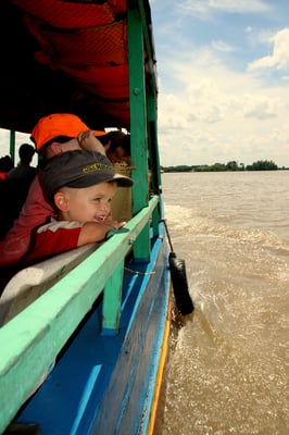 Blick in den Mekong, der hier Verkehrsweg, Marktplatz, Schwimmbad, WC, etc. in einem ist