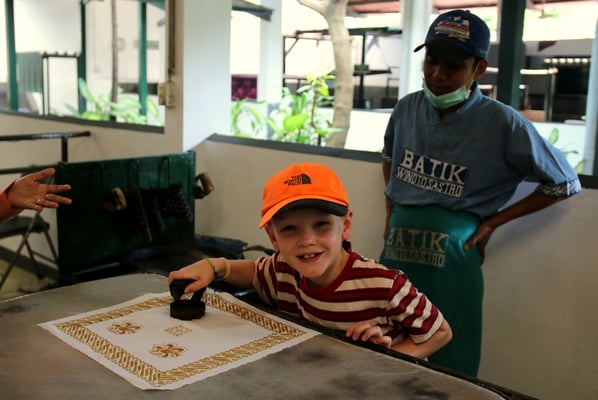 Siro bereitet sein Batik-Tuch vor