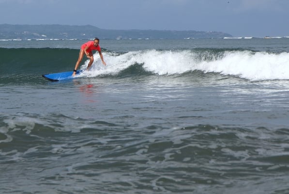 Und so schlecht liefs gar nicht, auch wenn alle abends etwas aufgeschürft waren vom rauhen Surfboard-Belag