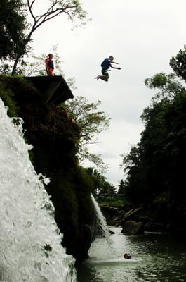 Adina, Elia (auf dem Bild) und Philippe wagten den Sprung
