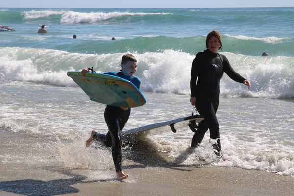 Das Surffieber hat auch die Kinder gepackt (dank Neoprenanzug...)