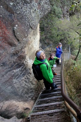 Steiler Abstieg von den Three Sisters ins Jamison Valley.