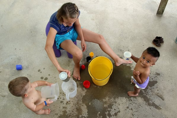 Adina beim Kinderhüten