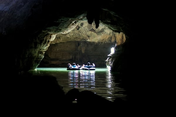 Gemütliche Flussfahrt im Reifen durch die Fledermaushöhle