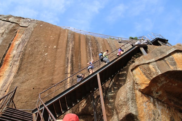 Aufstieg über steile Stahltreppen